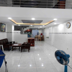 CHO THUÊ NHÀ 1 TRỆT 1 LỬNG 2 LẦU, DT 4×20 CÓ 4PN,5WC. ĐƯỜNG LỚN 10M