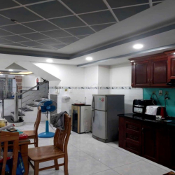 CHO THUÊ NHÀ 1 TRỆT 1 LỬNG 2 LẦU, DT 4×20 CÓ 4PN,5WC. ĐƯỜNG LỚN 10M