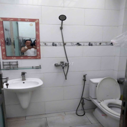 CHO THUÊ NHÀ 1 TRỆT 1 LỬNG 2 LẦU, DT 4×20 CÓ 4PN,5WC. ĐƯỜNG LỚN 10M