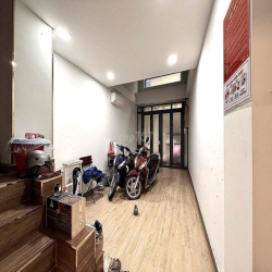 Nhà Nguyên Căn - Trần Hưng Đạo Quận 1 - 2PN/4WC - 1 trệt 3 lầu + sân
