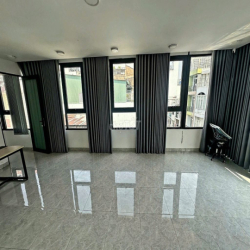 SIÊU PHẨM ỐP KÍNH,mặt tiền Bàn Cờ, Quận 3.Ngang 5m,sàn suốt, thang máy