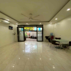 MẶT BẰNG KINH DOANH 35m2 phố Đặng Tiến Đông, ngay gần hồ Hoàng Cầu