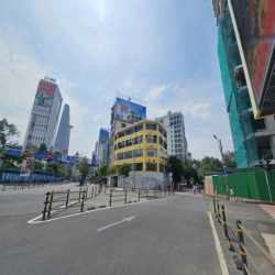 Vòng Xoay chợ Bến Thành Ngang 30m 1500m2