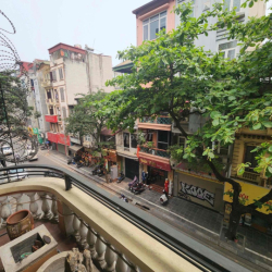 Cho thuê nhà mặt phố Thuỵ Khuê. MT rộng