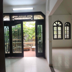 Cho thuê nhà mặt phố Thuỵ Khuê. MT rộng