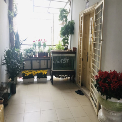 Cho thuê căn tập thể 2 tầng 3 ngủ Lý Nam Đế, Hoàn Kiếm, đủ đồ