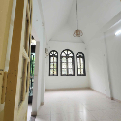Cho thuê nhà mặt phố Thuỵ Khuê. MT rộng