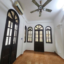 Cho thuê nhà mặt phố Thuỵ Khuê. MT rộng
