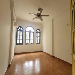Cho thuê nhà mặt phố Thuỵ Khuê. MT rộng