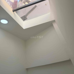 CHO THUÊ Nhà mặt tiền 3 thang 2 ngay gốc ngã 4 Nhà Mới Xây