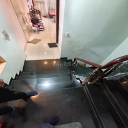 Cần cho thuê nhà 4 tầng. Có nội thất. 30tr/thể. Mặt tiền Cao Thị Chính