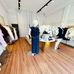 THANG MÁY GIÁ 5x - Nhà Góc 2MT 282 Võ Văn Tần, Quận 3 - Đường 2 chiều