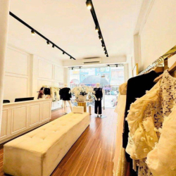 THANG MÁY GIÁ 5x - Nhà Góc 2MT 282 Võ Văn Tần, Quận 3 - Đường 2 chiều