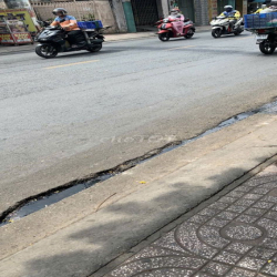 Mặt bằng kinh doanh dịch vụ ăn uống ngay cổng  Đầm Sen có khách ngay