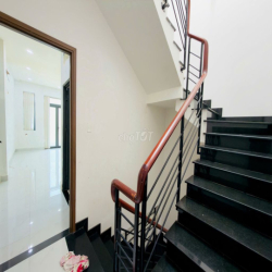 Nhà phố 2 lầu 1/ sát MT, 4x16m, 3PN 4WC, đường xe tải, Lê Đức Thọ