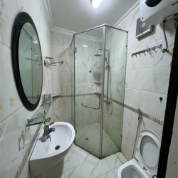 Cho thuê nhà sân cổng phố Văn Cao, DT: 55m2, 4 p.ngủ.