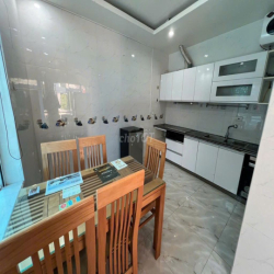 Cho thuê nhà sân cổng phố Văn Cao, DT: 55m2, 4 p.ngủ.