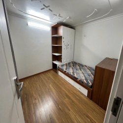 Cho thuê nhà sân cổng phố Văn Cao, DT: 55m2, 4 p.ngủ.