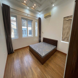 Cho thuê nhà sân cổng phố Văn Cao, DT: 55m2, 4 p.ngủ.