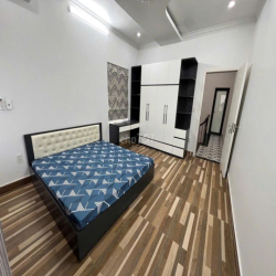 Cho thuê nhà sân cổng phố Văn Cao, DT: 55m2, 4 p.ngủ.