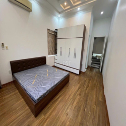 Cho thuê nhà sân cổng phố Văn Cao, DT: 55m2, 4 p.ngủ.