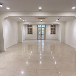 Chính chủ cho thuê nhà mặt phố Văn Miếu. 130 m2 x 3 tầng. MT 6m