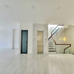 Nhà VP 600m² Vạn Phúc, có hầm, sẵn văn phòng, phù hợp làm VP Công Ty