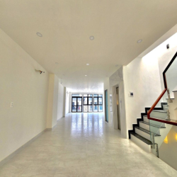 Nhà VP 600m² Vạn Phúc, có hầm, sẵn văn phòng, phù hợp làm VP Công Ty