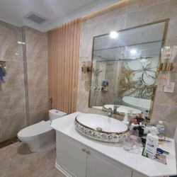 Cho thuê villa Nguyễn Văn Trỗi 10x20m 3 tầng 6pn 8wc giá 90tr/tháng