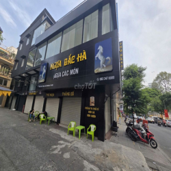 GÓC 2MT ĐƯỜNG TÔN THẤT TÙNG Q1 CHO THUÊ DT 200M2 GIÁ 70TR