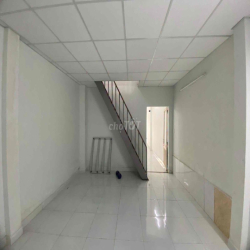 Chính chủ cho thuê nguyên căn đường Đô Đốc Long 4.1x18.5m trống suốt