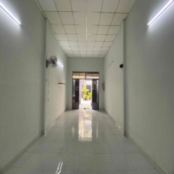 Chính chủ cho thuê nguyên căn đường Đô Đốc Long 4.1x18.5m trống suốt
