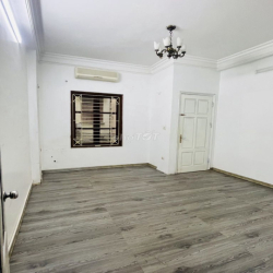 Cho thuê nhà riêng ngõ 125 phố Trung Kính, Dt 50m2 x 3,5 tầng 15 triệu