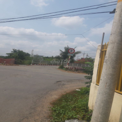 3.00m mặt tiền đường nhựa khung rào bao quanh 