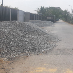 3.00m mặt tiền đường nhựa khung rào bao quanh 