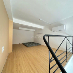 CĂN HỘ ĐẸP GÁC CAO GIÁ RẺ, CỬA SỔ TRỜI 30m2, GẦN HÀNG XANH, QUẬN 1