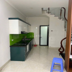 Cho thuê nhà Phố Trạm, Long Biên, 43m x5 tầng, full đồ,ở ngay, ô tô đỗ
