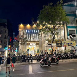 Cho thuê nhà góc 2MT đường Cao Thắng, P12, Quận 10. DT: 20x20m.