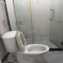 Phòng mặt tiền Hoàng Hoa Thám