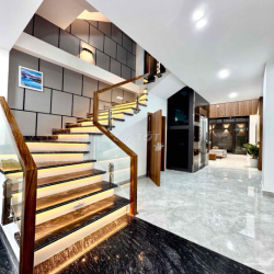 Nhà mặt ngõ Hồ Sen oto vào tận cửa nhà đi bộ 10 bước ra mặt đường