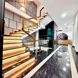 Nhà mặt ngõ Hồ Sen oto vào tận cửa nhà đi bộ 10 bước ra mặt đường