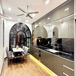 Nhà mặt ngõ Hồ Sen oto vào tận cửa nhà đi bộ 10 bước ra mặt đường