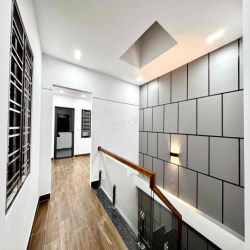 Nhà mặt ngõ Hồ Sen oto vào tận cửa nhà đi bộ 10 bước ra mặt đường