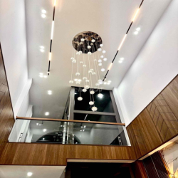 Nhà mặt ngõ Hồ Sen oto vào tận cửa nhà đi bộ 10 bước ra mặt đường