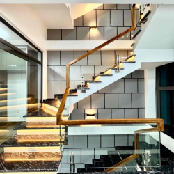 Nhà mặt ngõ Hồ Sen oto vào tận cửa nhà đi bộ 10 bước ra mặt đường