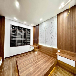 Nhà mặt ngõ Hồ Sen oto vào tận cửa nhà đi bộ 10 bước ra mặt đường