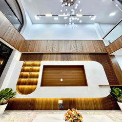 Nhà mặt ngõ Hồ Sen oto vào tận cửa nhà đi bộ 10 bước ra mặt đường