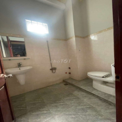 Cho thuê nhà MT Hiệp Thành 49 Q12 – 500m2 sàn– Ngang 9m–Giá rẻ 24Tr/th