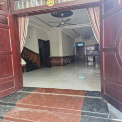 cho thuê biệt thự khu đồng danh ấp 6 vĩnh lộc a sạch sẽ 4p sân đậu xe