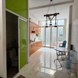 CHO THUÊ NHÀ MẶT TIỀN ĐƯỜNG, 1 TRỆT 2 LẦU, SÂN THƯỢNG. CÓ 3PN,4WC